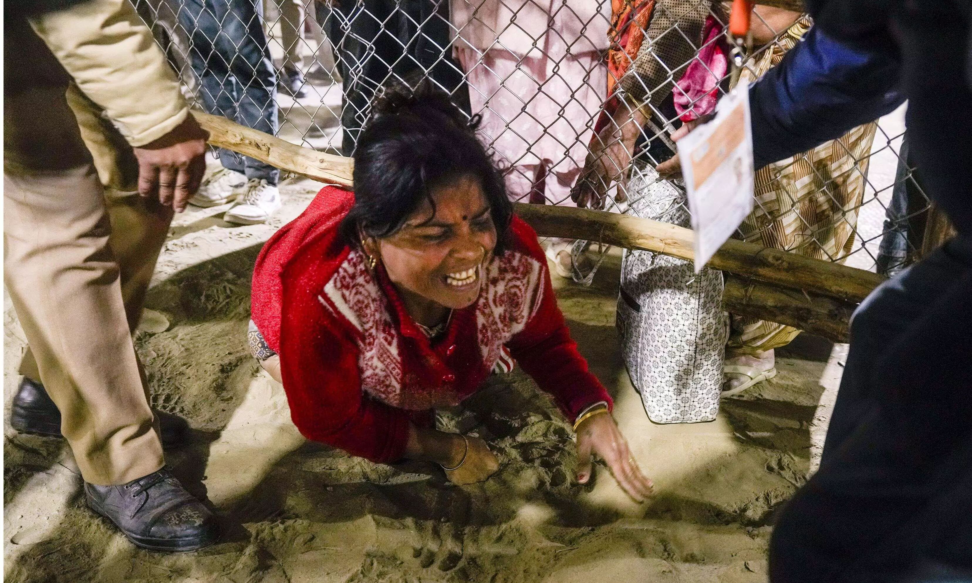 30 dead, 60 injured in Maha Kumbh stampede 30 dead, 60 injured in Maha Kumbh stampede