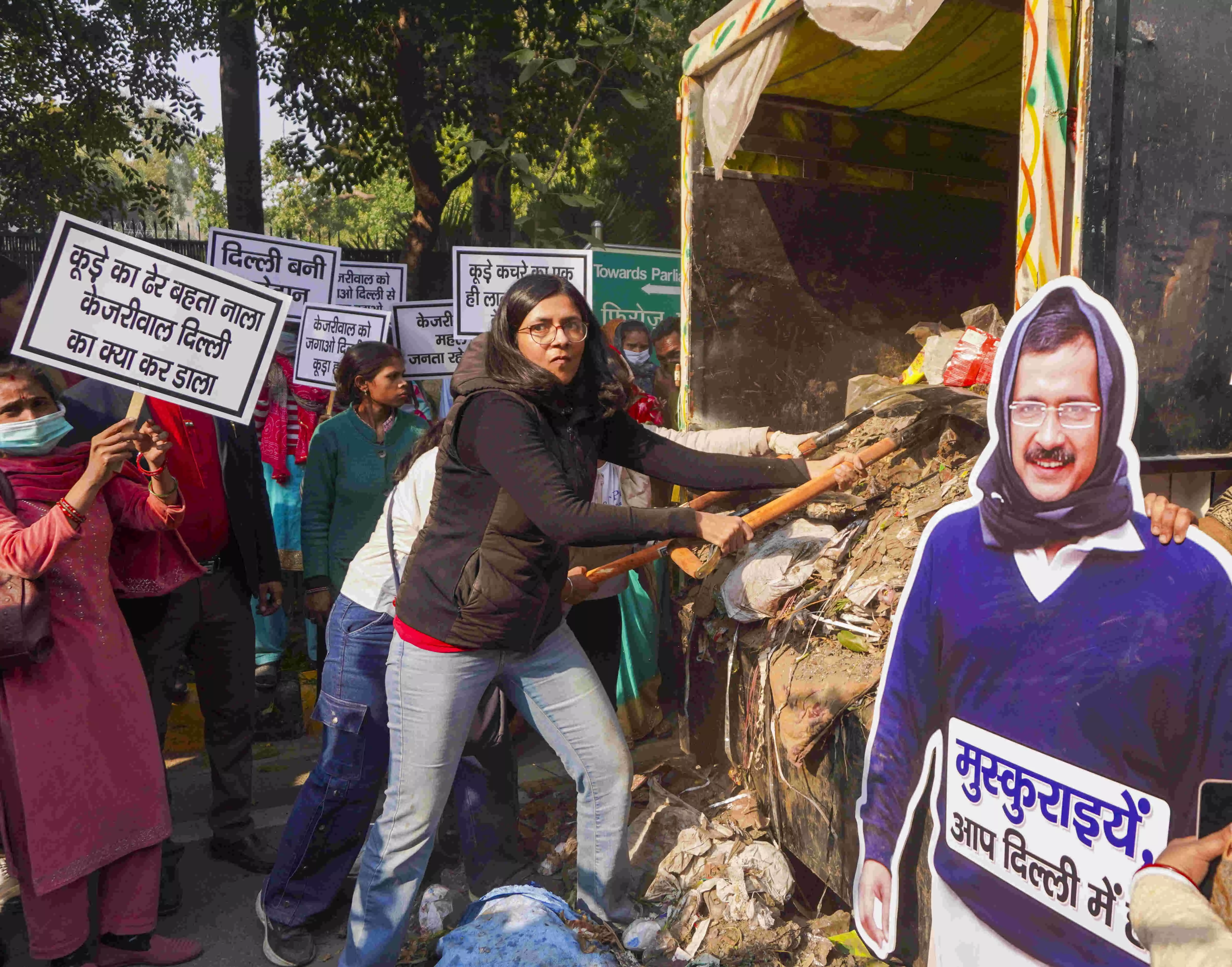 Swati Maliwal detained after dumping garbage outside Kejriwals residence in protest