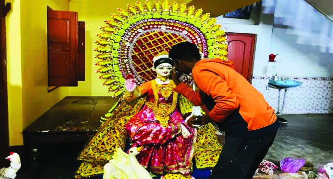Balurghat student receives orders for eleven Saraswati idols Balurghat student receives orders for eleven Saraswati idols
