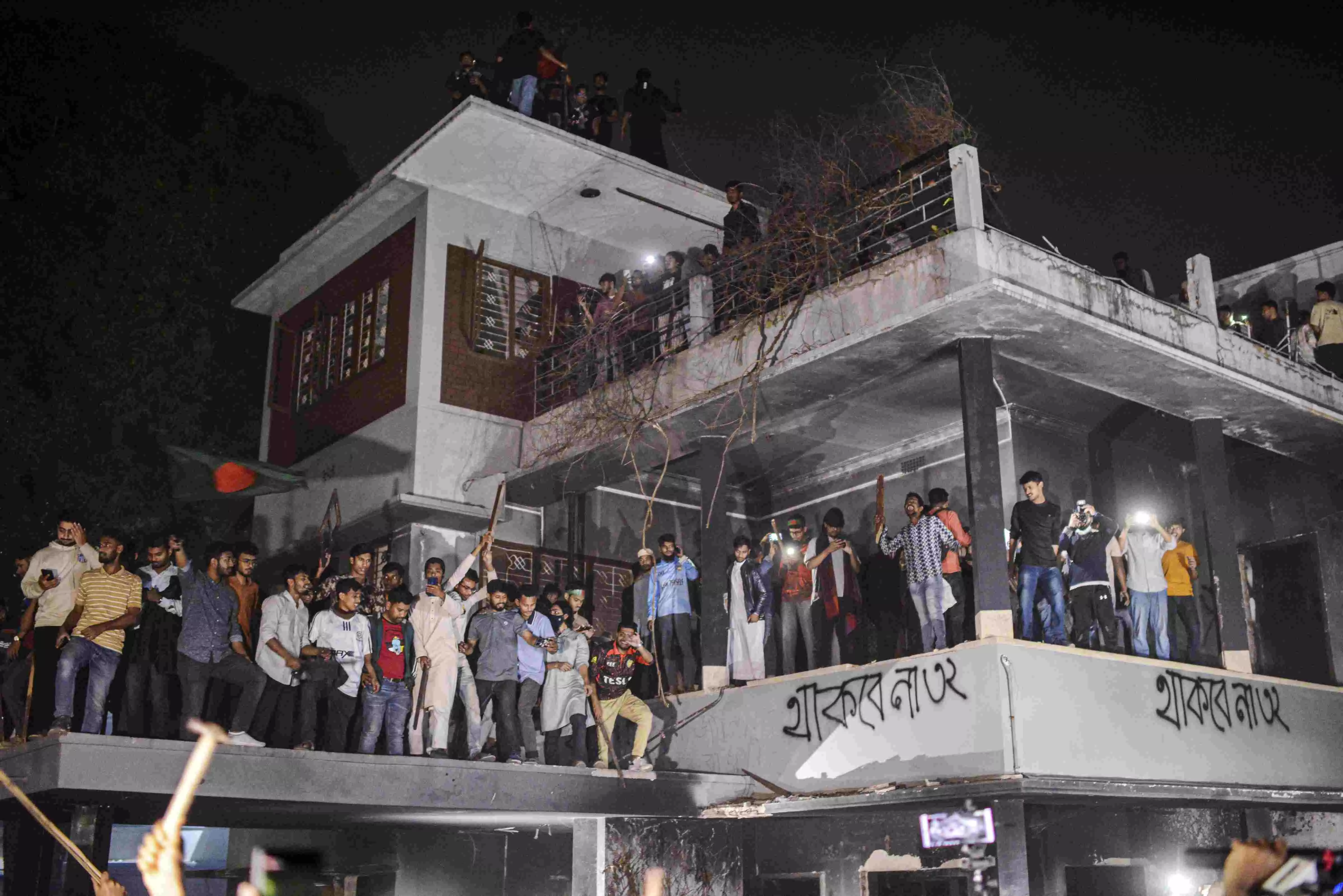 Bangladesh protesters demolish house of Bangladeshs founding father Sheikh Mujibur Rahman, other party leaders Bangladesh protesters demolish house of Bangladeshs founding father Sheikh Mujibur Rahman, other party leaders