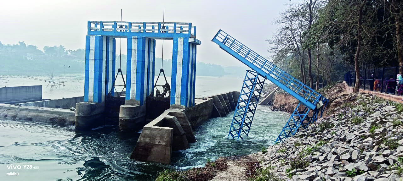 Dam stairway collapses near Atreyee River after embankment breach Dam stairway collapses near Atreyee River after embankment breach