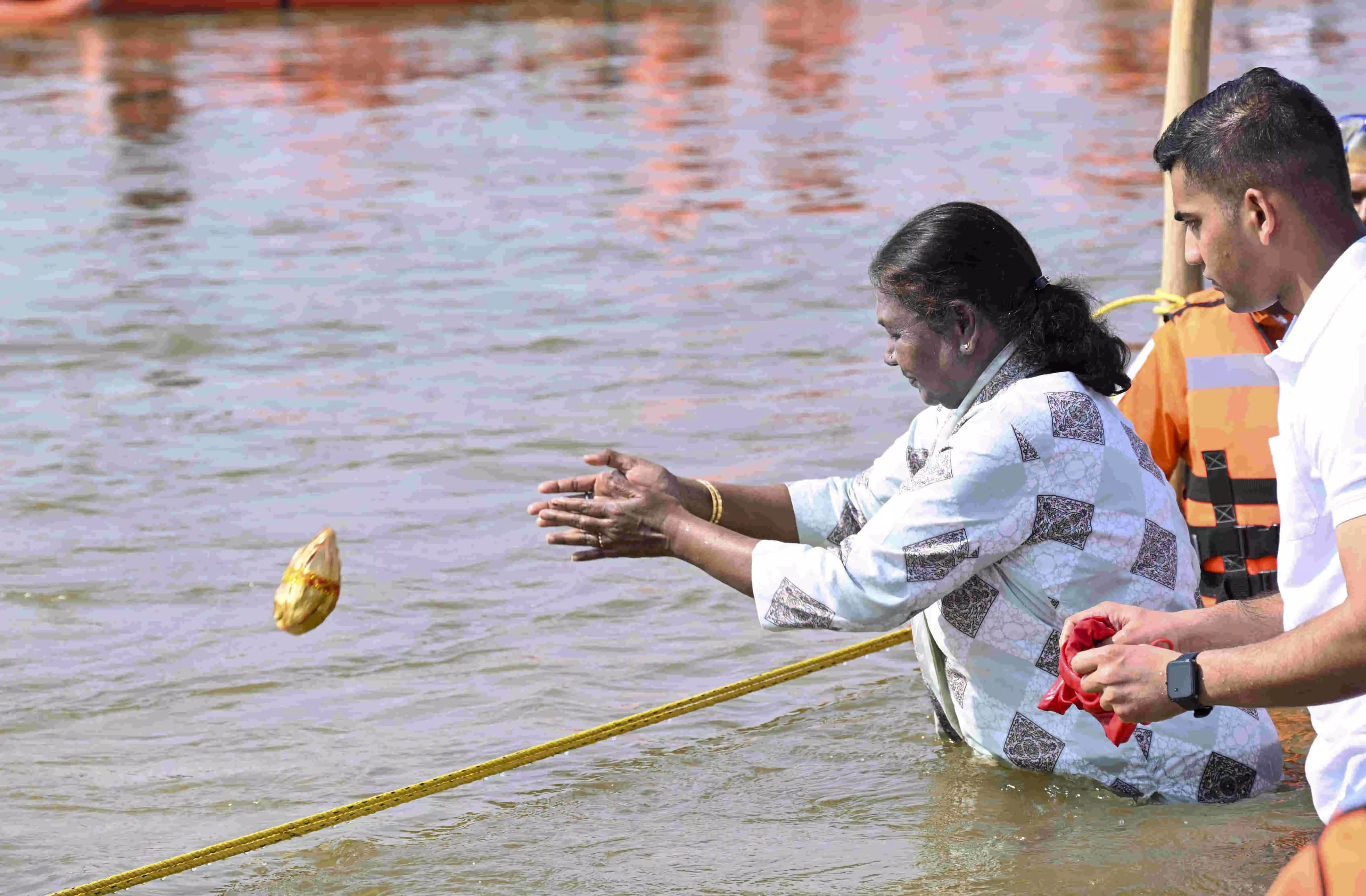 President Murmu takes holy dip at Maha Kumbh in UPs Prayagraj