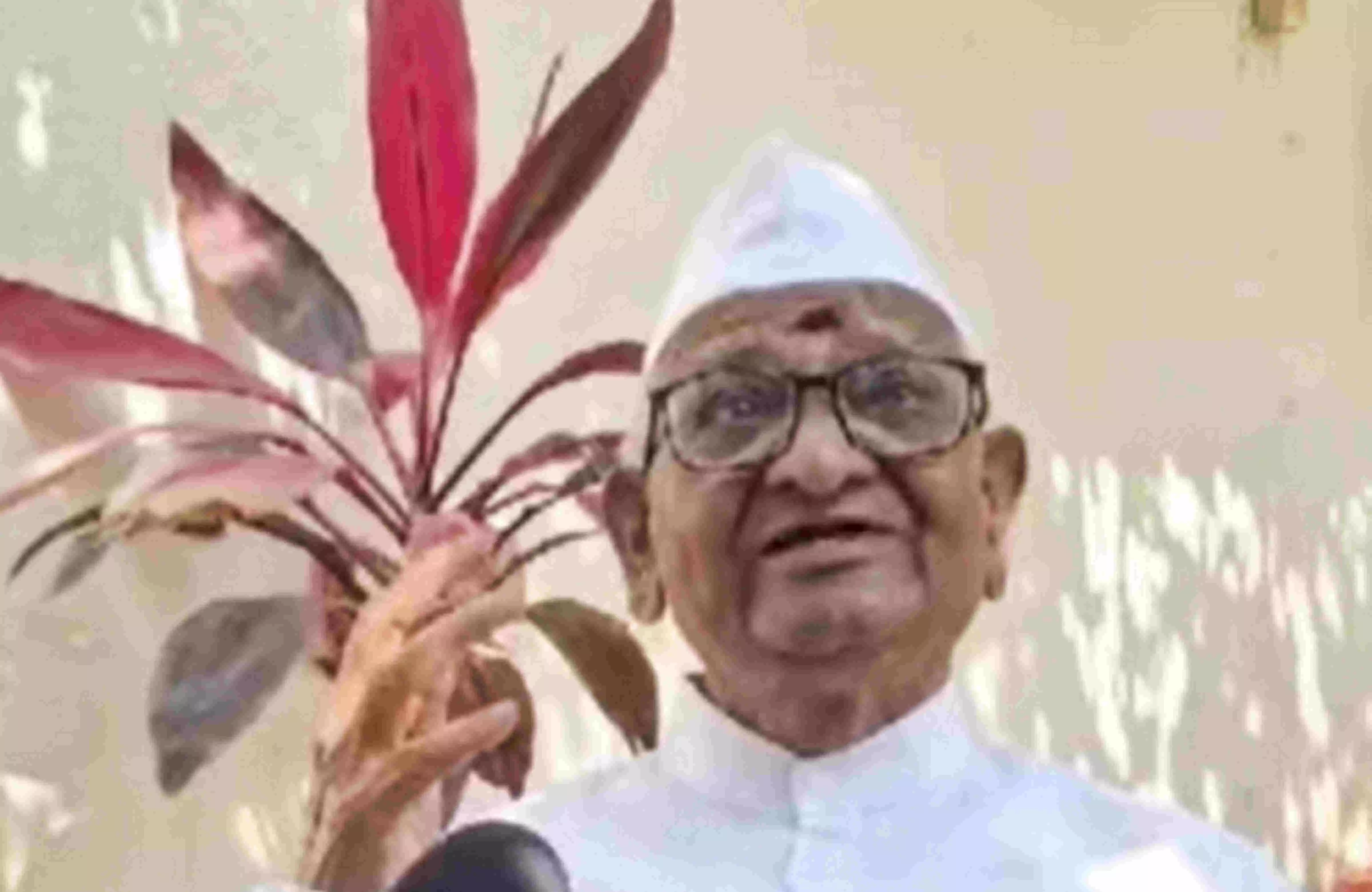 Hazare kept mum on irregularities under BJP rule: Raut