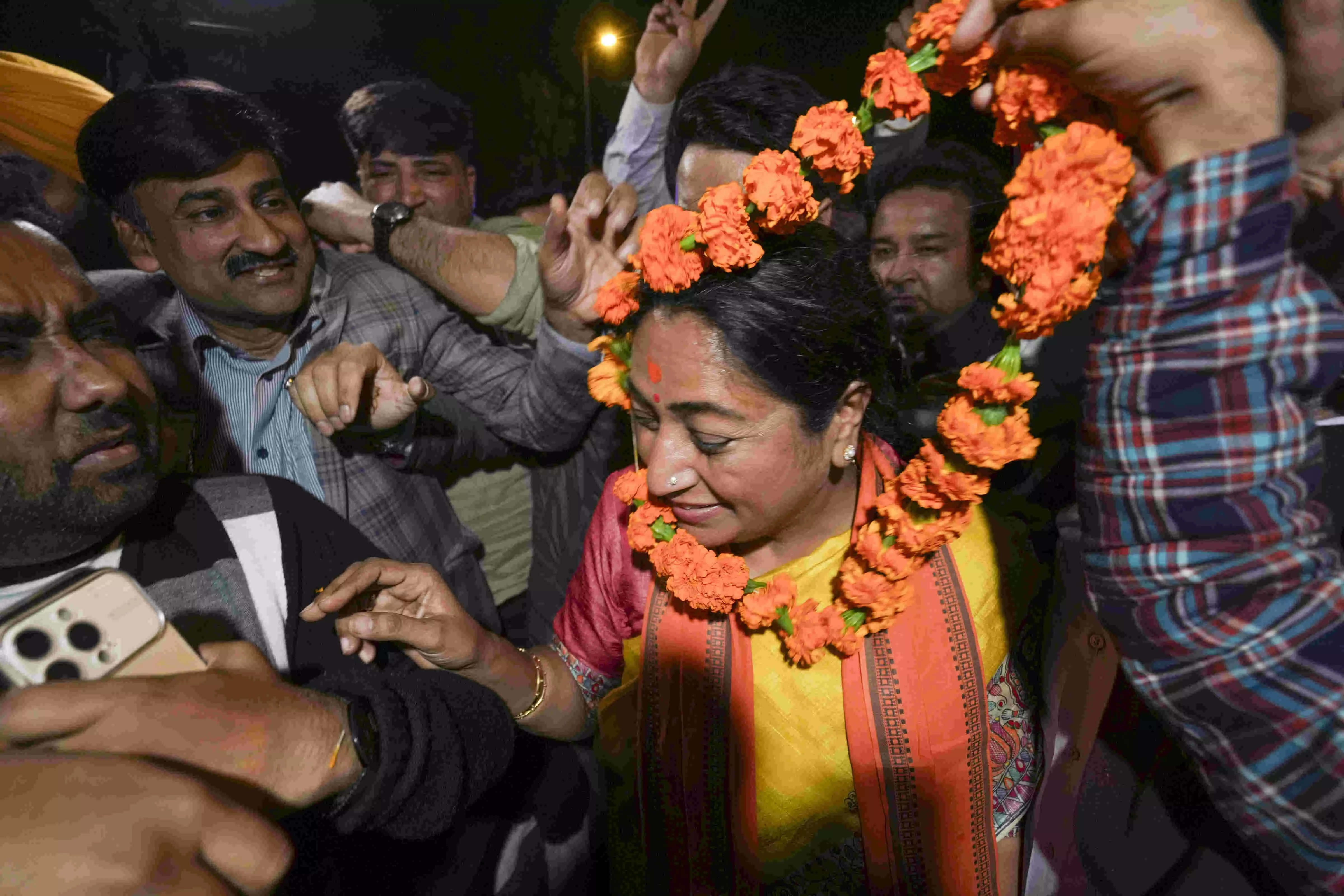 Delhi CM-designate Rekha Gupta meets LG, stakes claim to form govt Delhi CM-designate Rekha Gupta meets LG, stakes claim to form govt