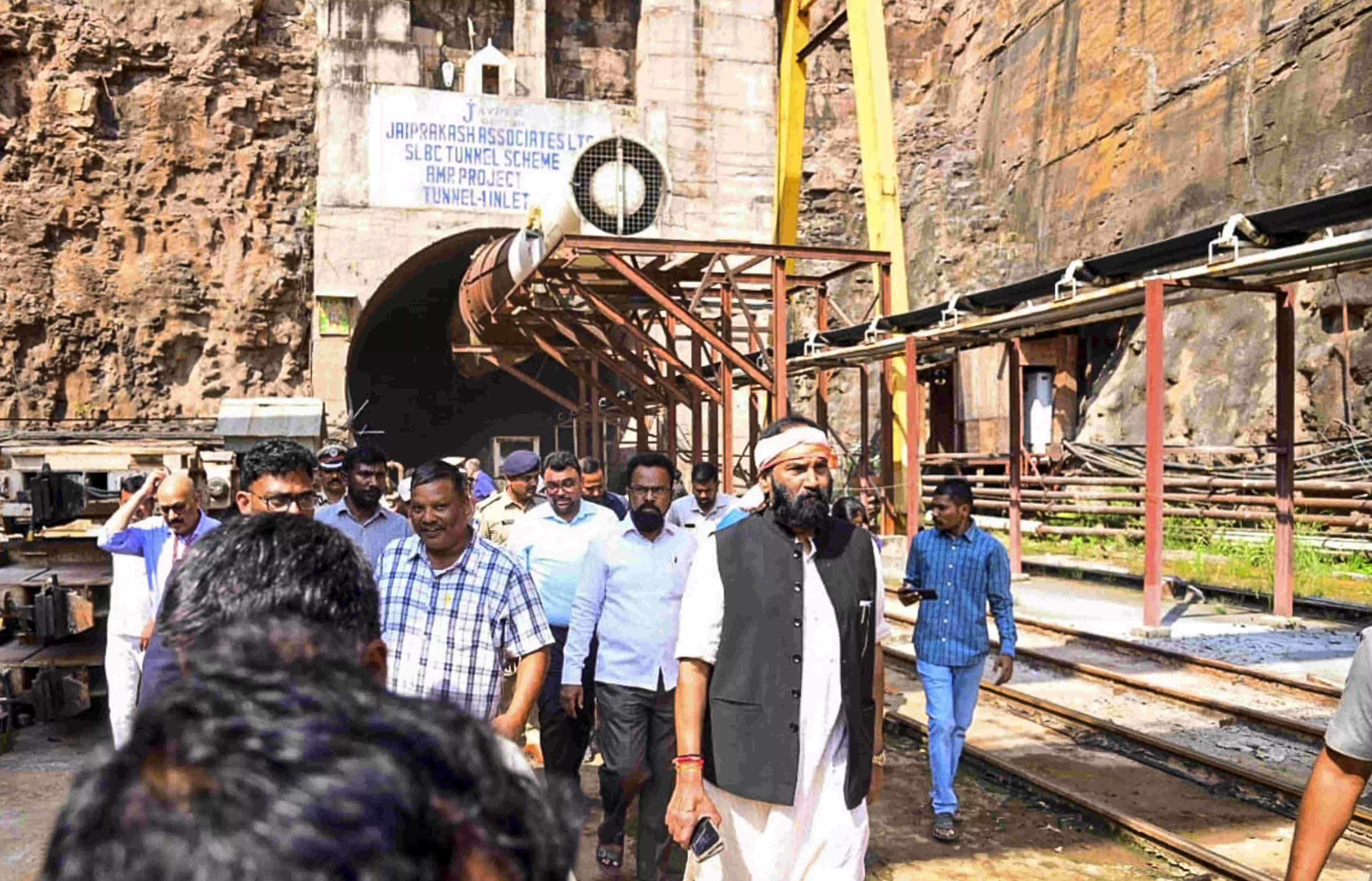 8 persons trapped after part of tunnel collapses in Telangana, rescue ops in full swing 8 persons trapped after part of tunnel collapses in Telangana, rescue ops in full swing