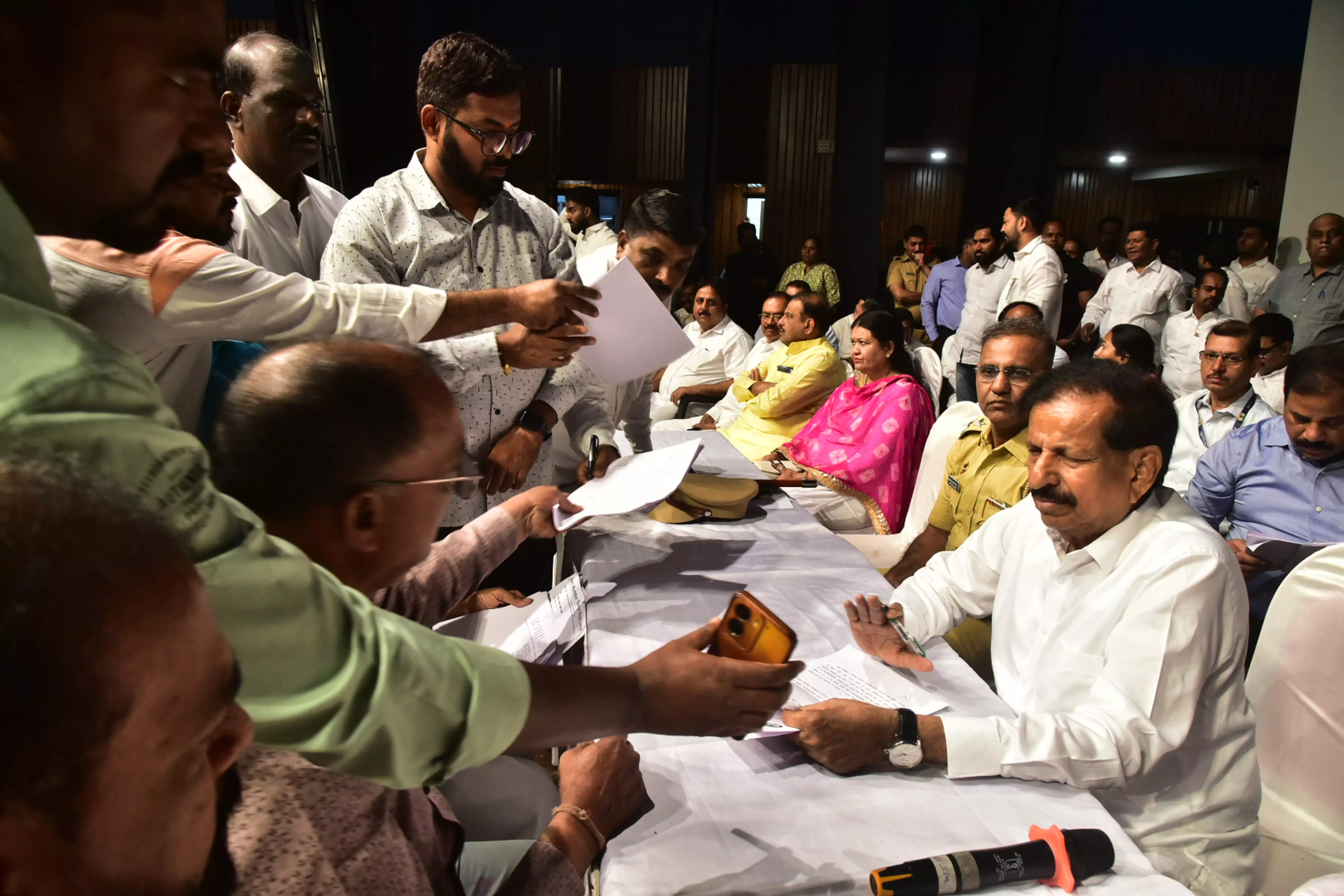 BJP minister Ganesh Naik to hold janata darbar in Shindes stronghold Thane BJP minister Ganesh Naik to hold janata darbar in Shindes stronghold Thane