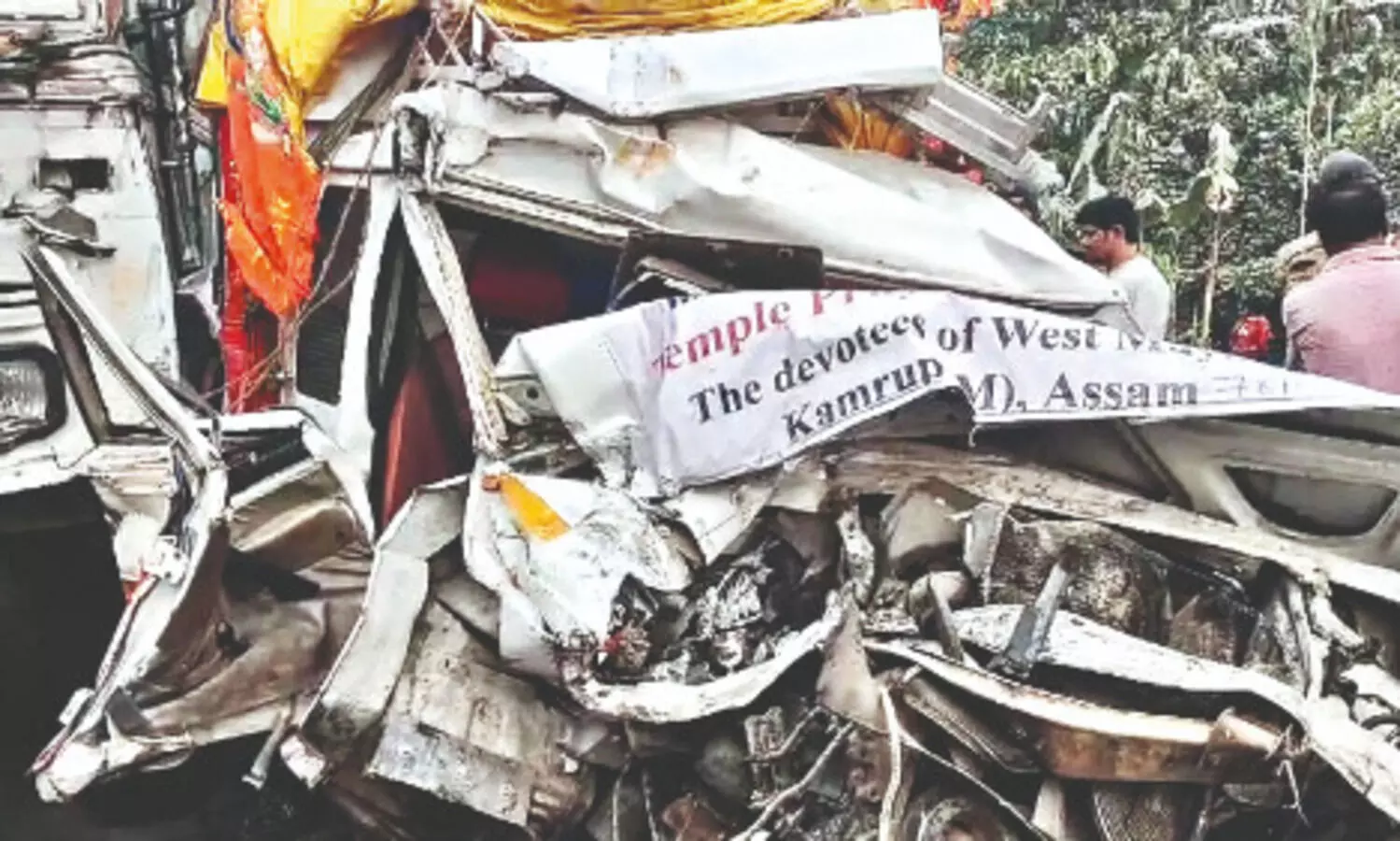 Pickup van collides with truck, one died, 12 injured