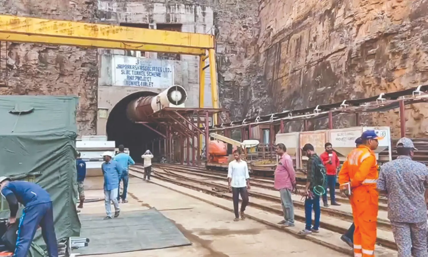 96 hrs on, no contact with 8 trapped workers yet