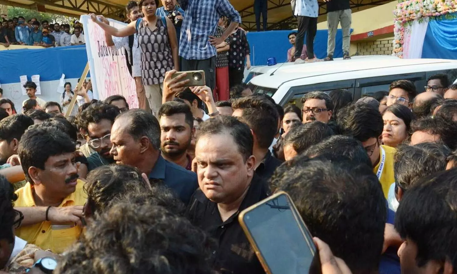 SFI members gherao Bengal education minister JU campus, damage car
