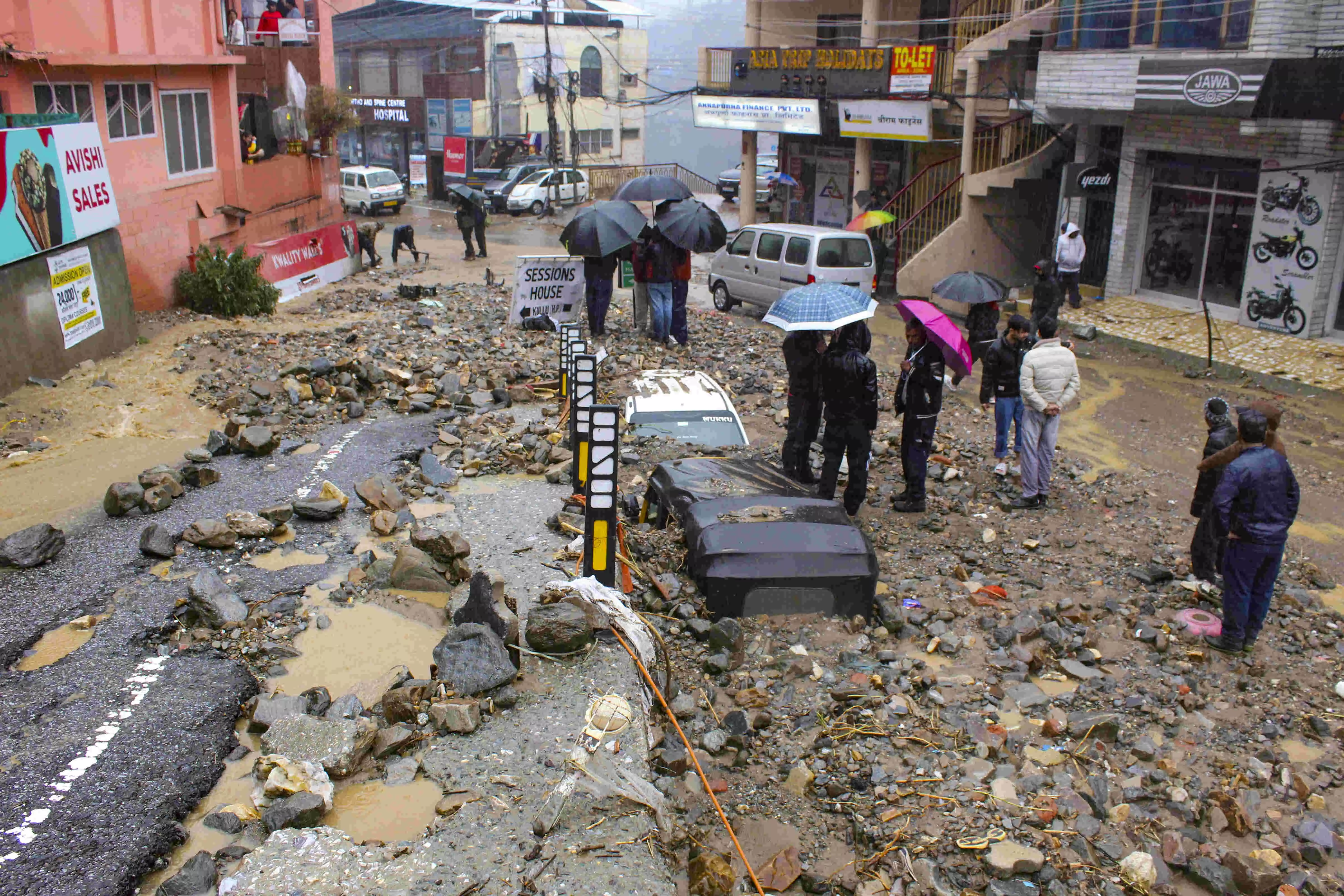 Flash floods, landslides hit Kullu as heavy rain, snowfall wreak havoc Flash floods, landslides hit Kullu as heavy rain, snowfall wreak havoc