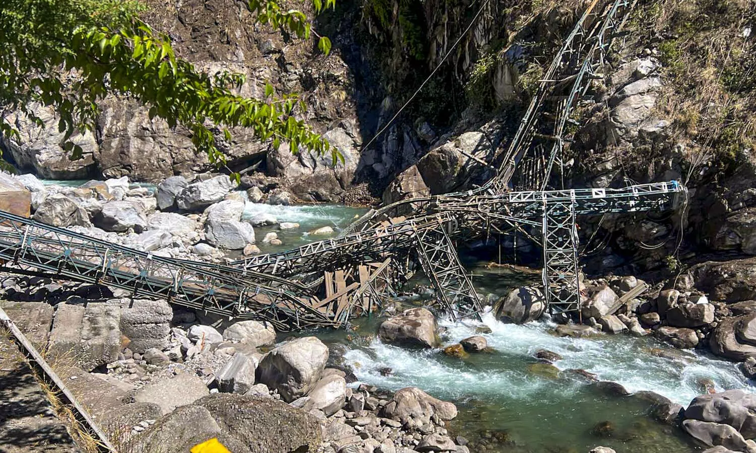 Landslide disrupts key bridge to Hemkund Sahib, strands vehicles in Uttarakhand