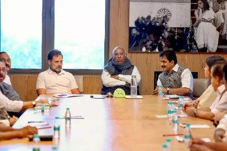 Congress top brass holds deliberations with senior leaders Congress top brass holds deliberations with senior leaders