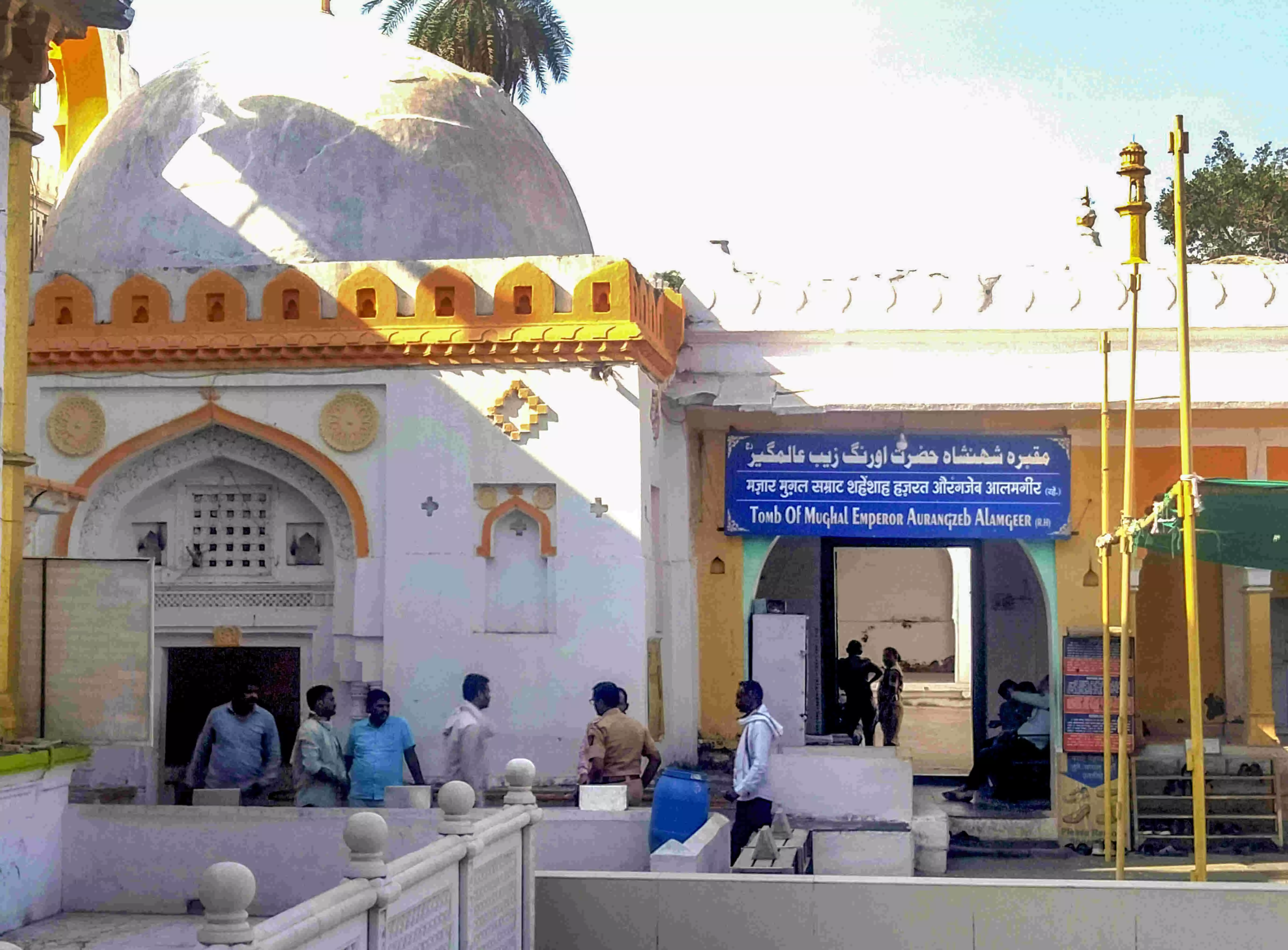 As emotions run high over Aurangzeb, his tomb in Chhatrapati Sambhajinagar turns ‘no drone’ zone As emotions run high over Aurangzeb, his tomb in Chhatrapati Sambhajinagar turns ‘no drone’ zone