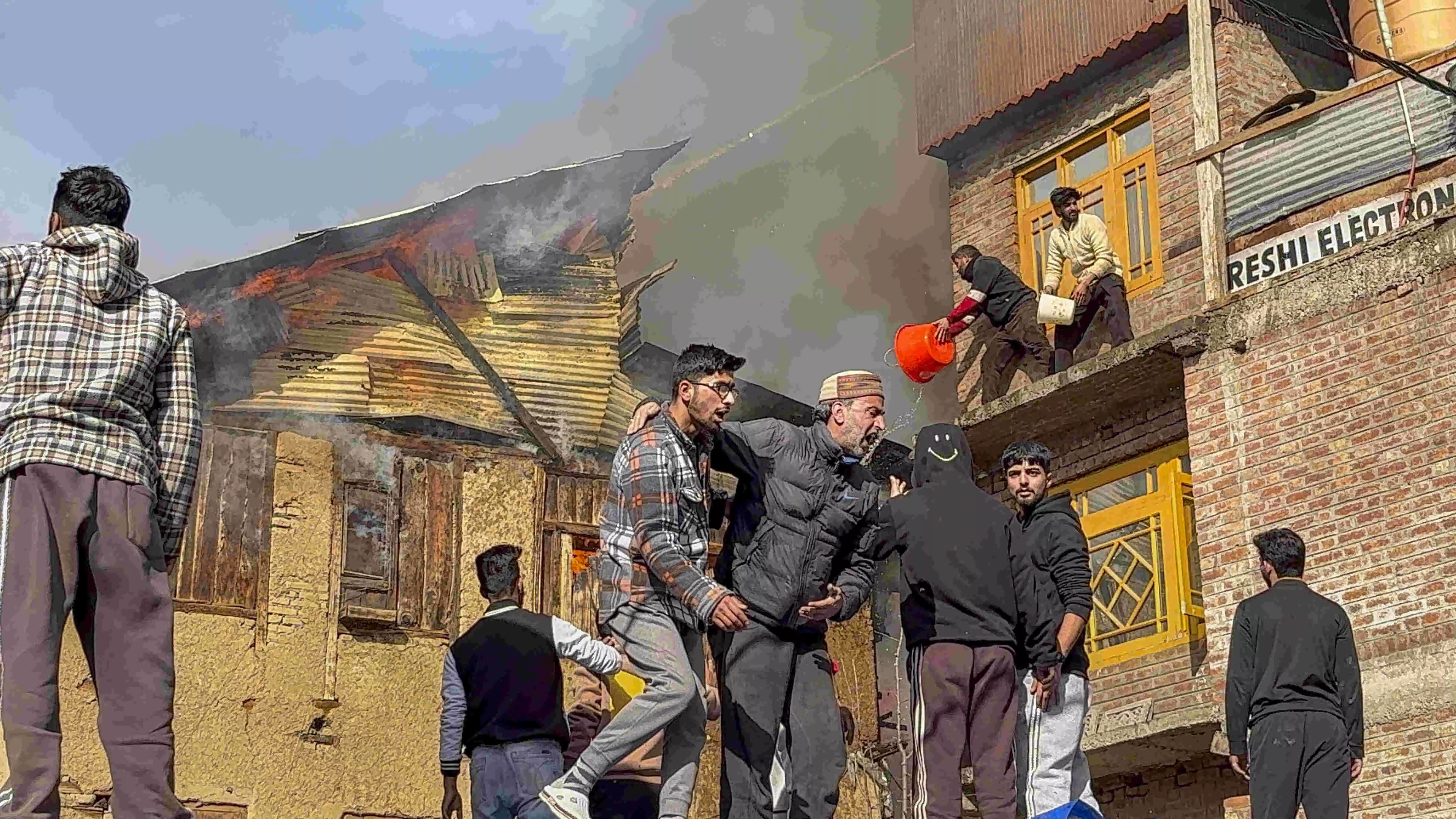 Massive fire guts 22 houses in J-Ks Anantnag, leaves 37 families homeless