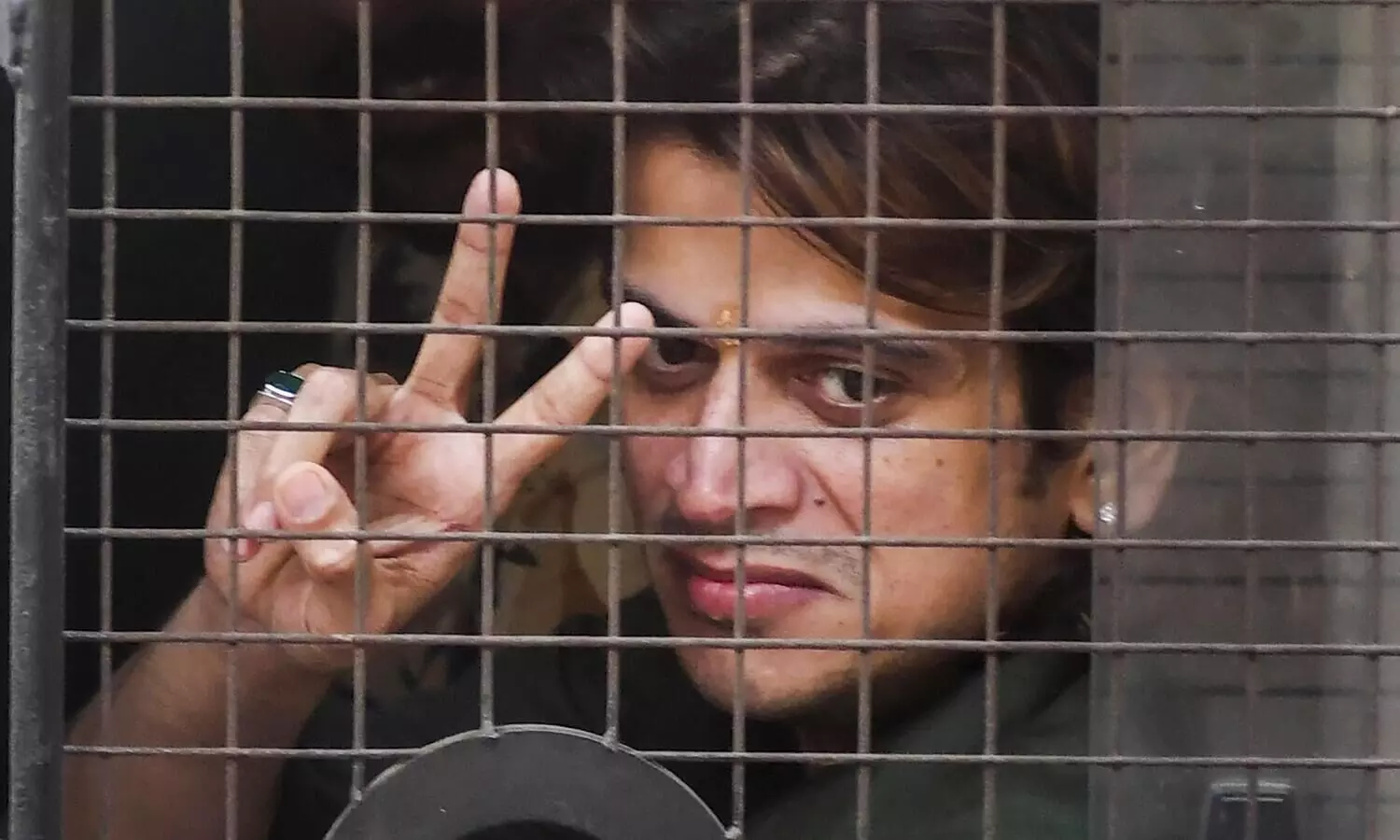 Opposition slams ransacking of Kamras comedy act venue; Shiv Sena says spontaneous reaction