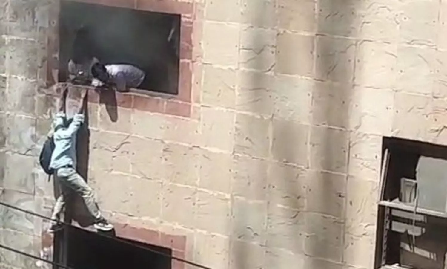 Massive fire in commercial building in Noida, several injured