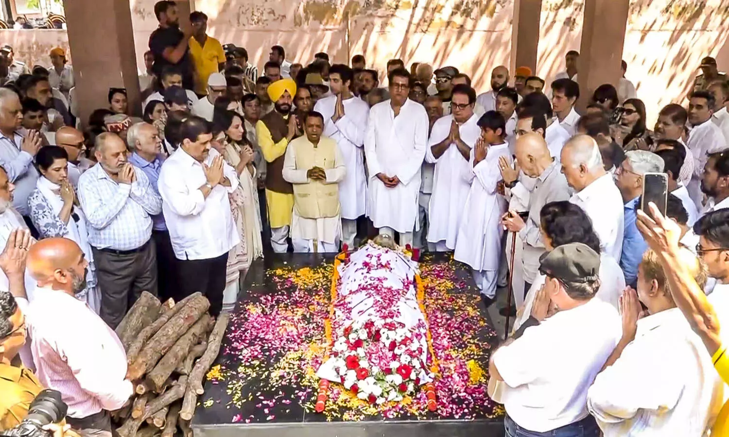 Manoj Kumar cremated with state honours in Mumbai, Big B, Salim Khan, others pay their last respects