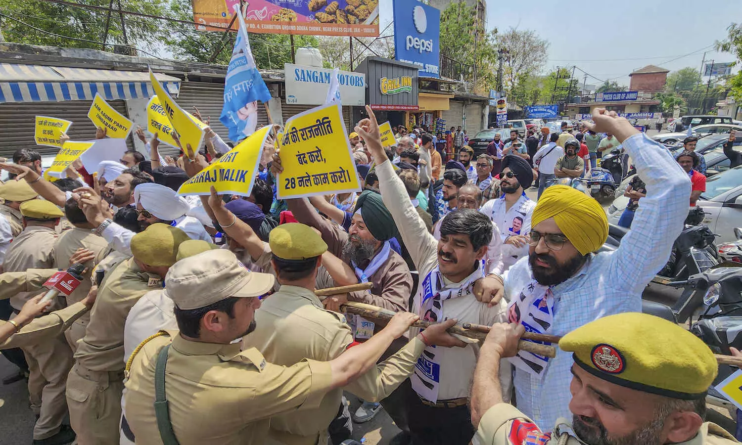 Scuffle in J-K Assembly complex: AAP protests against PDP, BJP