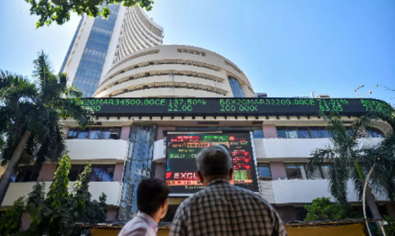 Mcap of top-ten most valued firms jumps Rs 3.84 lakh cr; HDFC Bank, Bharti Airtel biggest gainers