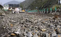 Landslide-hit Jammu-Srinagar NH remains closed, restoration work may take six days Landslide-hit Jammu-Srinagar NH remains closed, restoration work may take six days