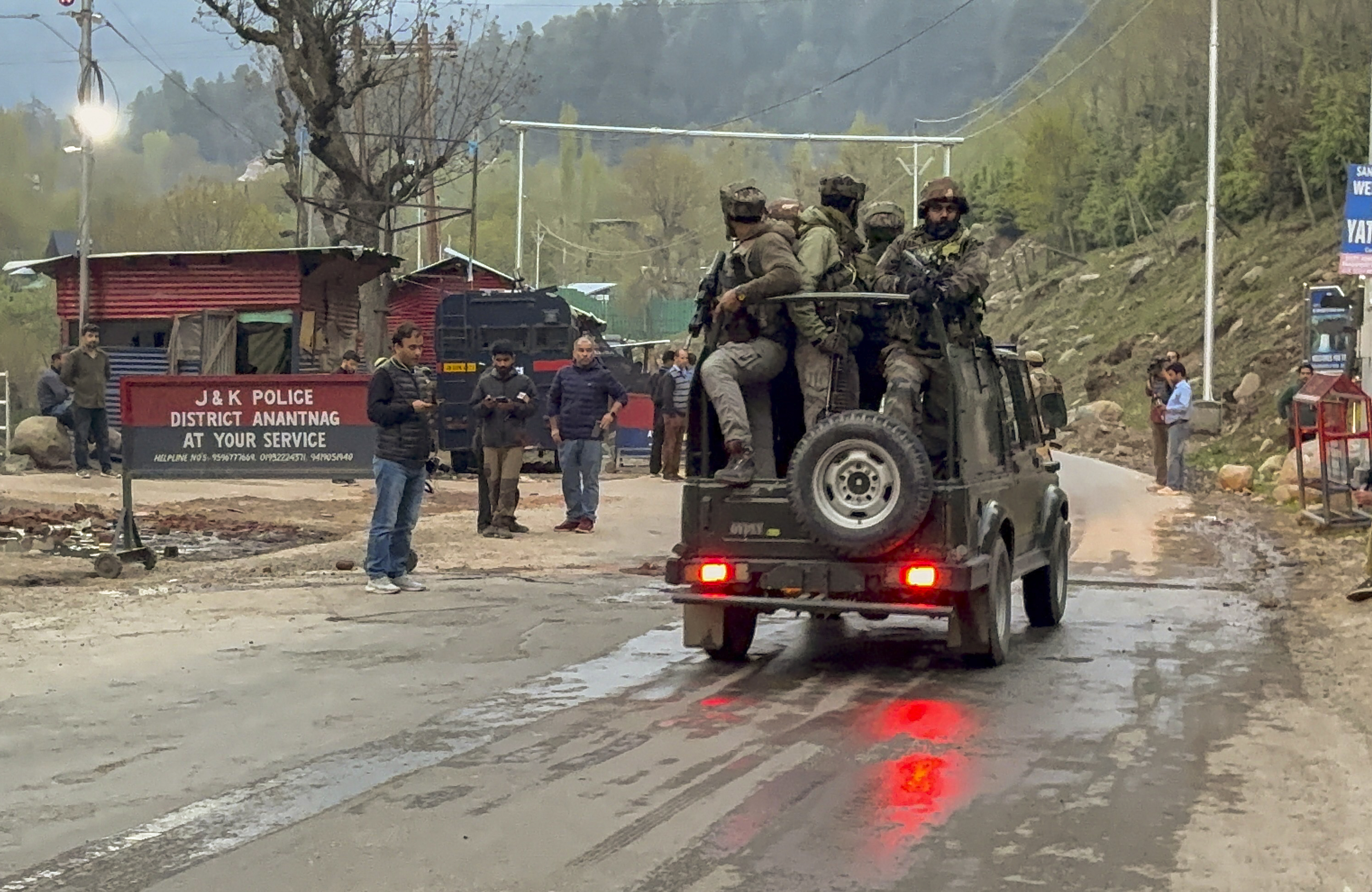 J&K Police bust LeT overground workers’ module in Bandipora, four arrested J&K Police bust LeT overground workers’ module in Bandipora, four arrested