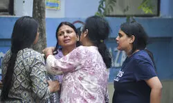 Blaze turns Kolkata hotel into death trap; guests jump off, scream as flames engulf building Blaze turns Kolkata hotel into death trap; guests jump off, scream as flames engulf building