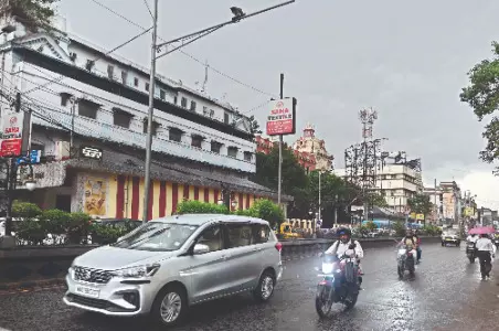 Relief from scorching heat: City plunges into darkness as heavy rains lash Kolkata Relief from scorching heat: City plunges into darkness as heavy rains lash Kolkata