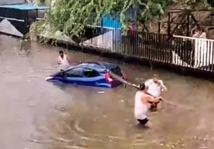 Sudden storm paralyses Delhi-NCR; rain, lightning kill eight in north India Sudden storm paralyses Delhi-NCR; rain, lightning kill eight in north India