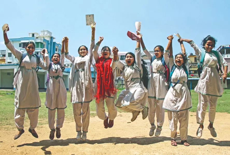 Toppers: 49 of 66 top-ranking students from South Bengal dists Toppers: 49 of 66 top-ranking students from South Bengal dists