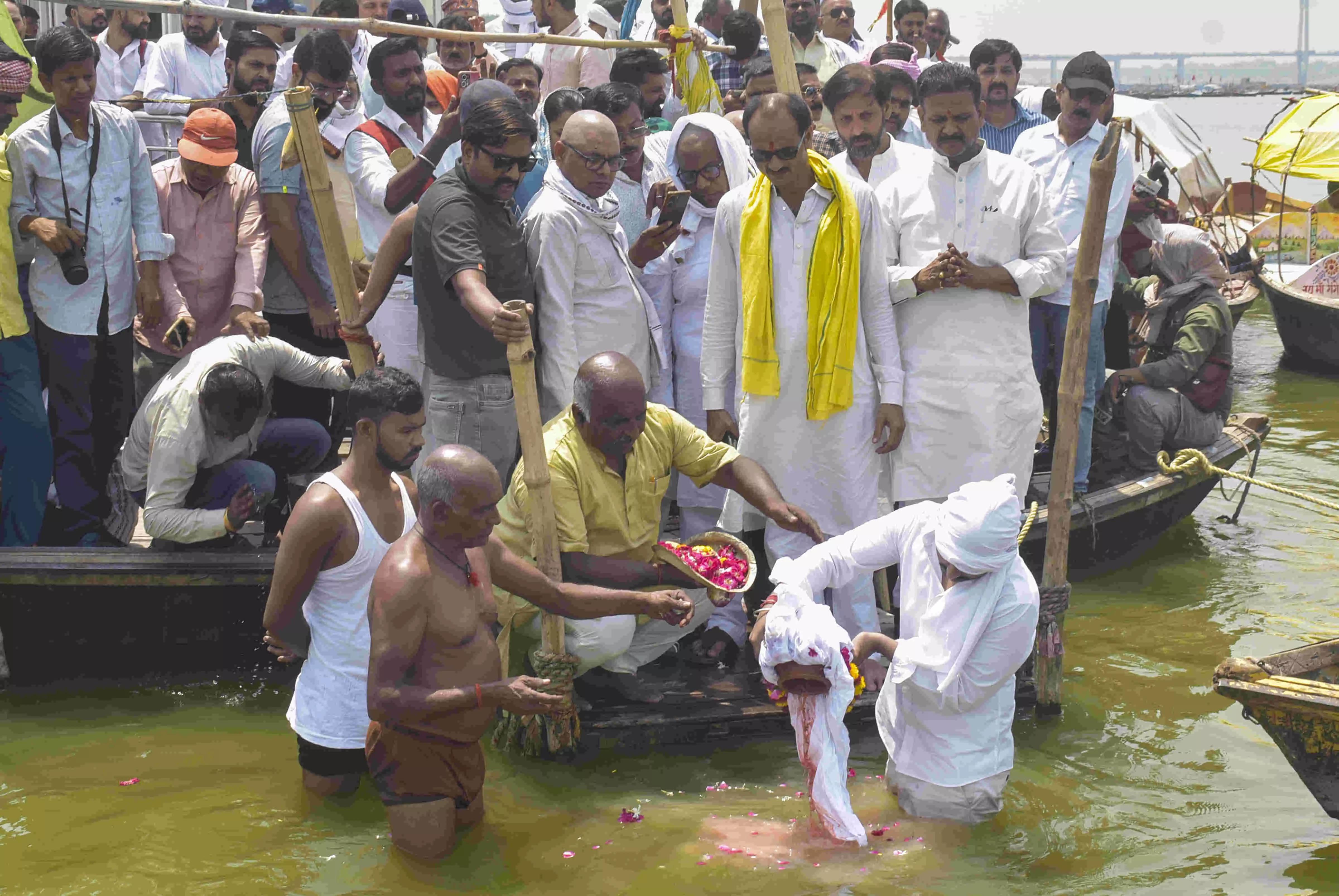 Family of Pahalgam attack victim Shubham immerses his ashes in Sangam Family of Pahalgam attack victim Shubham immerses his ashes in Sangam