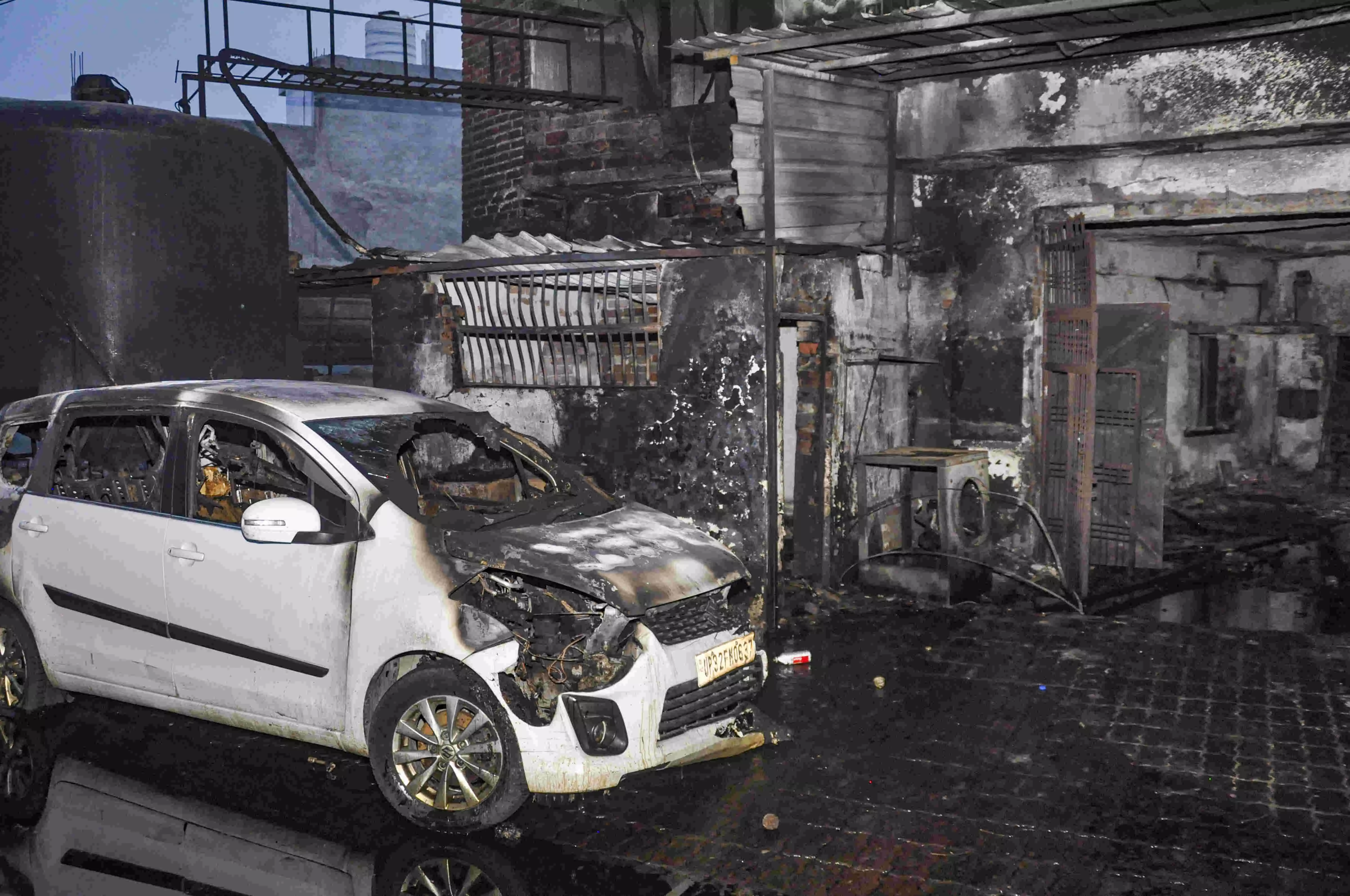 Fire breaks out in food factory in UPs Lucknow, 2 dead Fire breaks out in food factory in UPs Lucknow, 2 dead