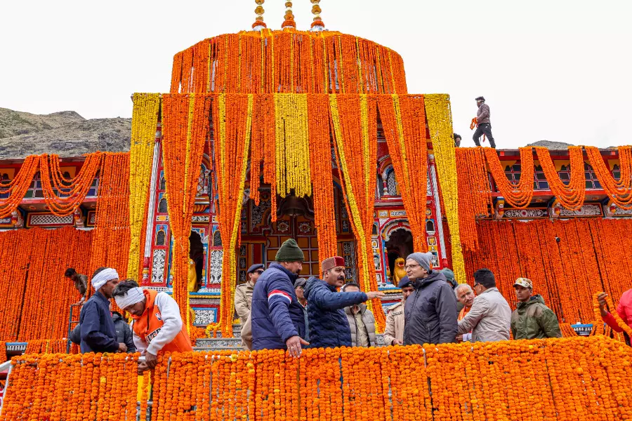 Portals of Badrinath open, temple adorned with 15 tons of flowers Portals of Badrinath open, temple adorned with 15 tons of flowers
