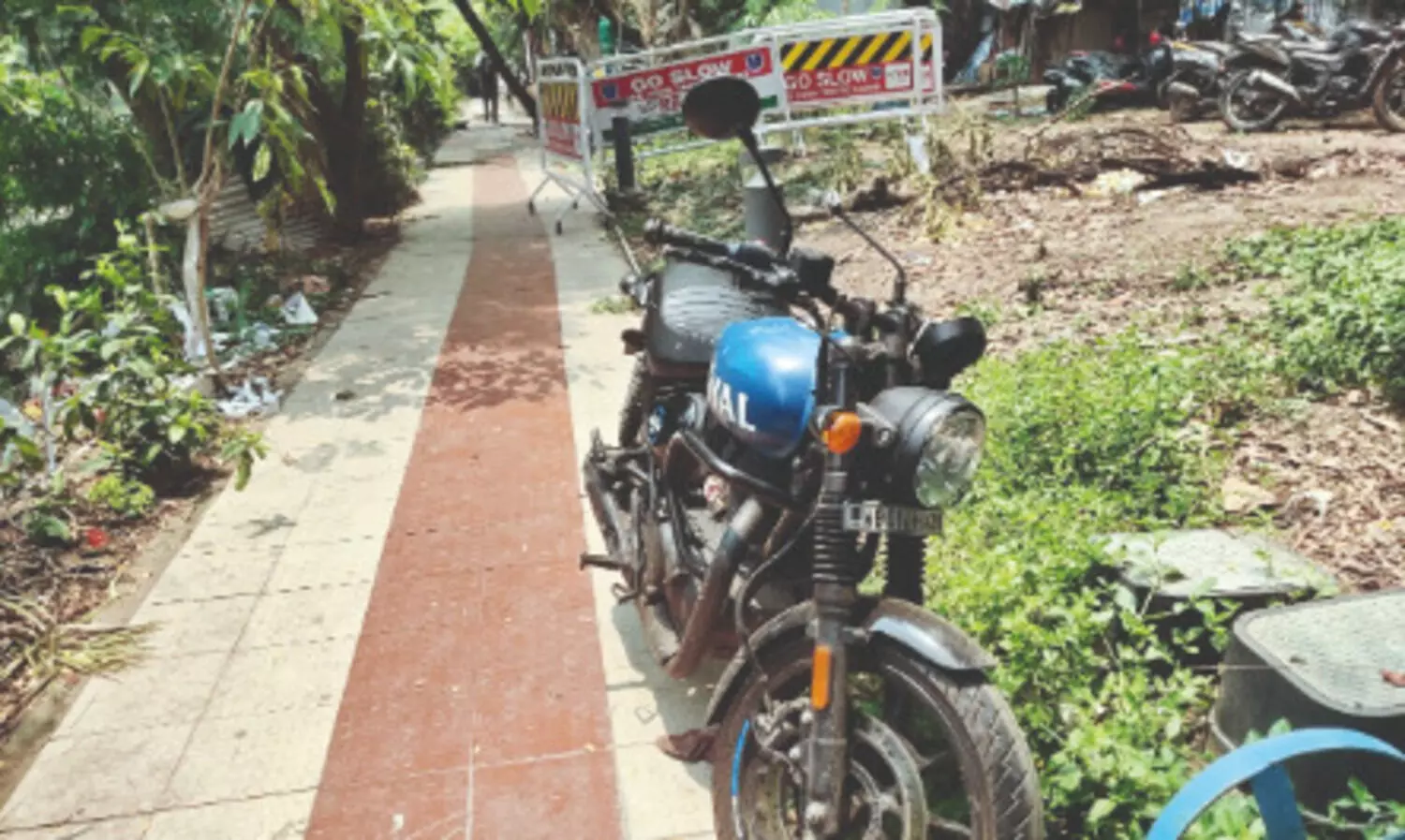 Ultadanga flyover: Motorcycle loses control & collides with guard rail killing two people