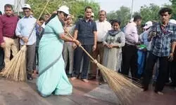 CM leads clean-up drive at Hanuman temple in Connaught Place, urges joint efforts for cleaner Delhi