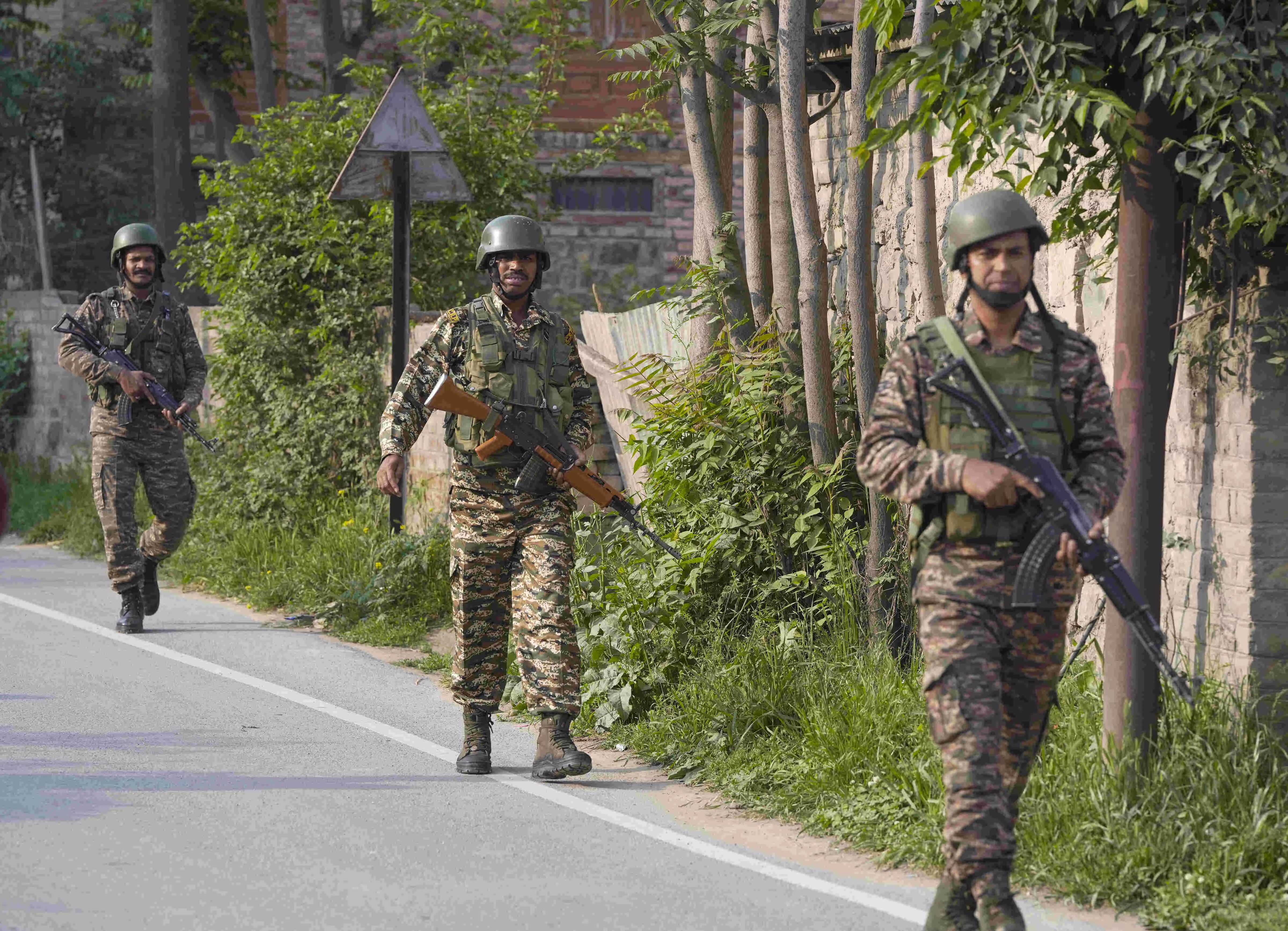 Pak troops continue shelling along LoC in J&K, Indian Army responds proportionately Pak troops continue shelling along LoC in J&K, Indian Army responds proportionately