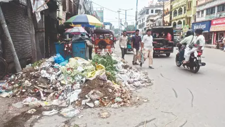 Garbage piles up as nearly 700 conservancy workers on strike Garbage piles up as nearly 700 conservancy workers on strike