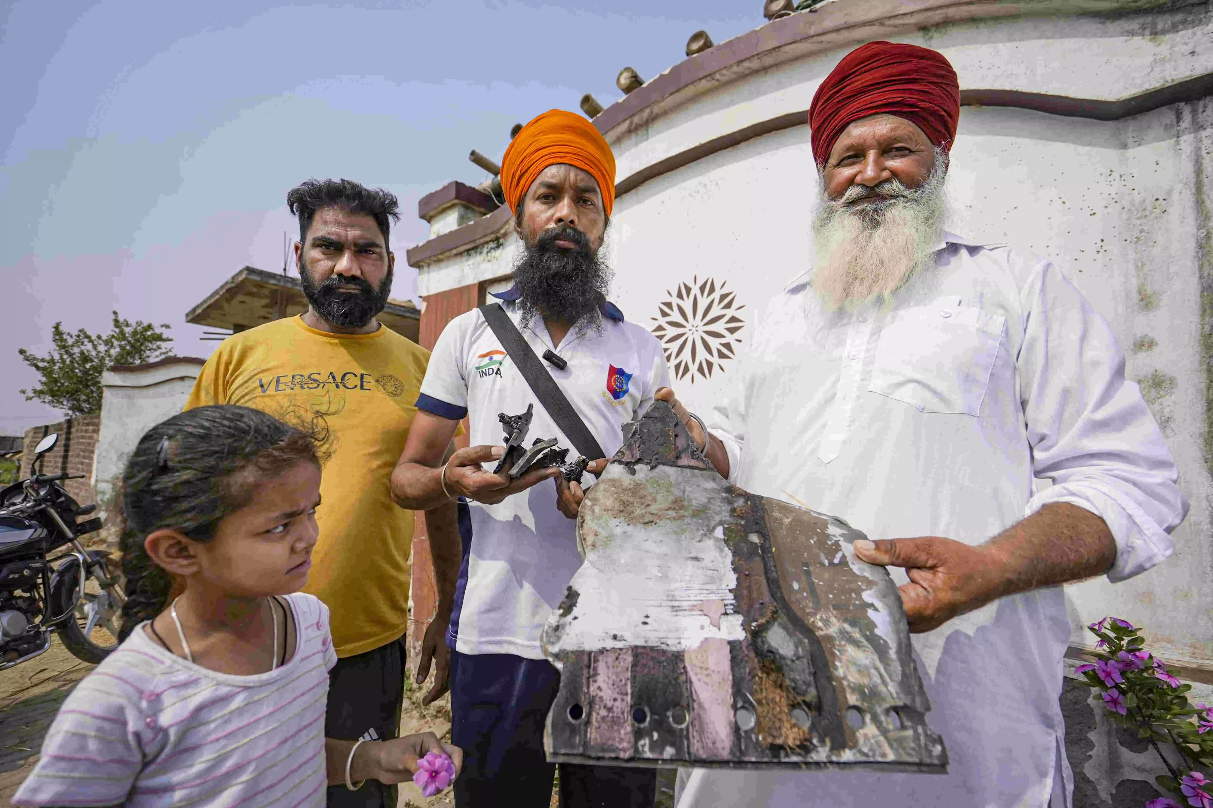 Markets shut in Pathankot after explosion-like sounds; air sirens ring out in Punjab districts Markets shut in Pathankot after explosion-like sounds; air sirens ring out in Punjab districts