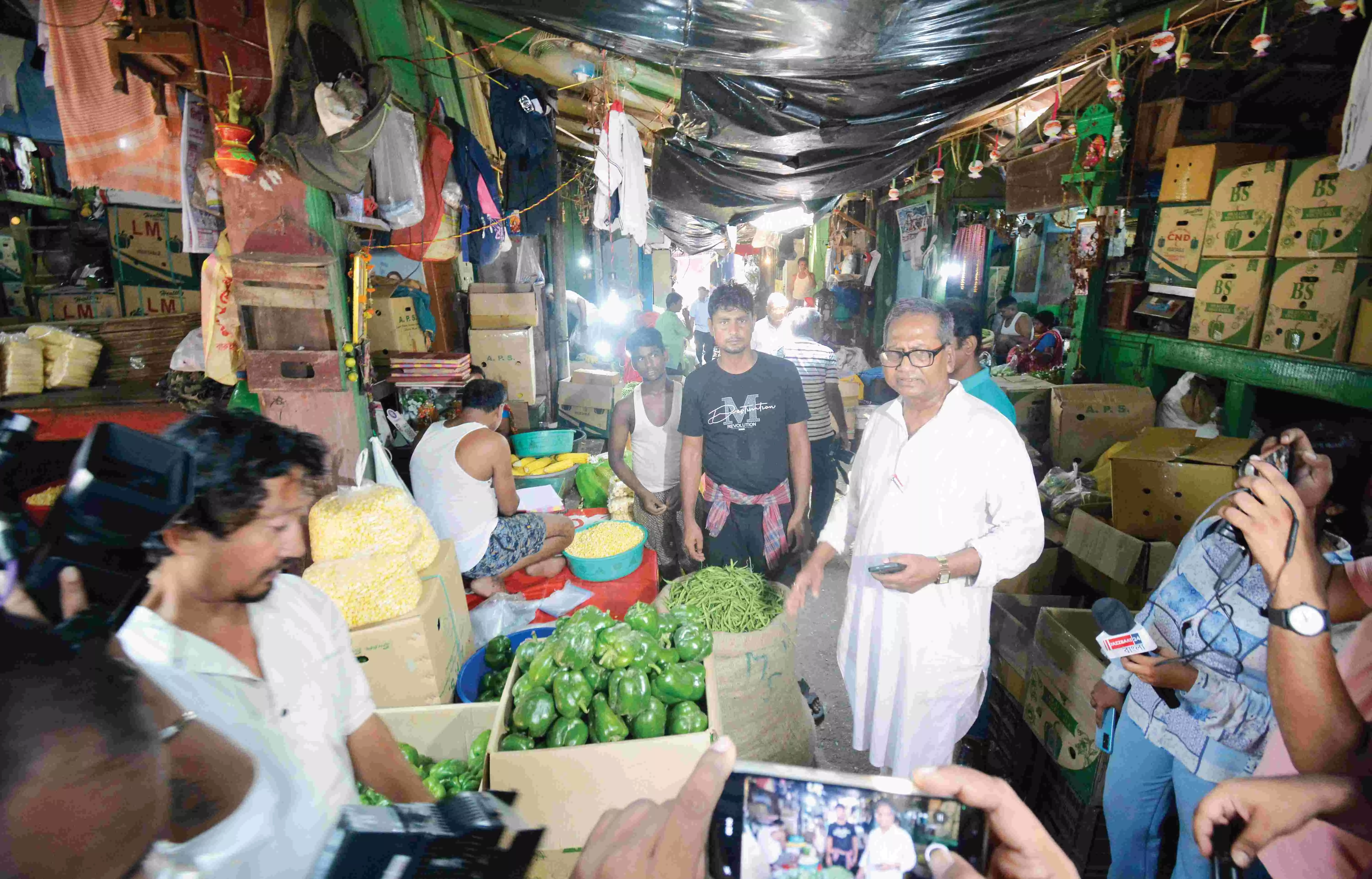 Post CM’s warning, task force raids several markets in the state to check if prices of any essential commodities hiked Post CM’s warning, task force raids several markets in the state to check if prices of any essential commodities hiked