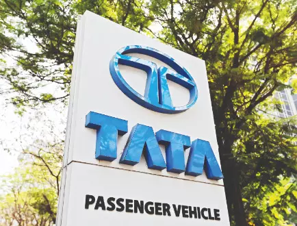 Tata Motors Q4 profit falls 51% to `8,556 cr Tata Motors Q4 profit falls 51% to `8,556 cr