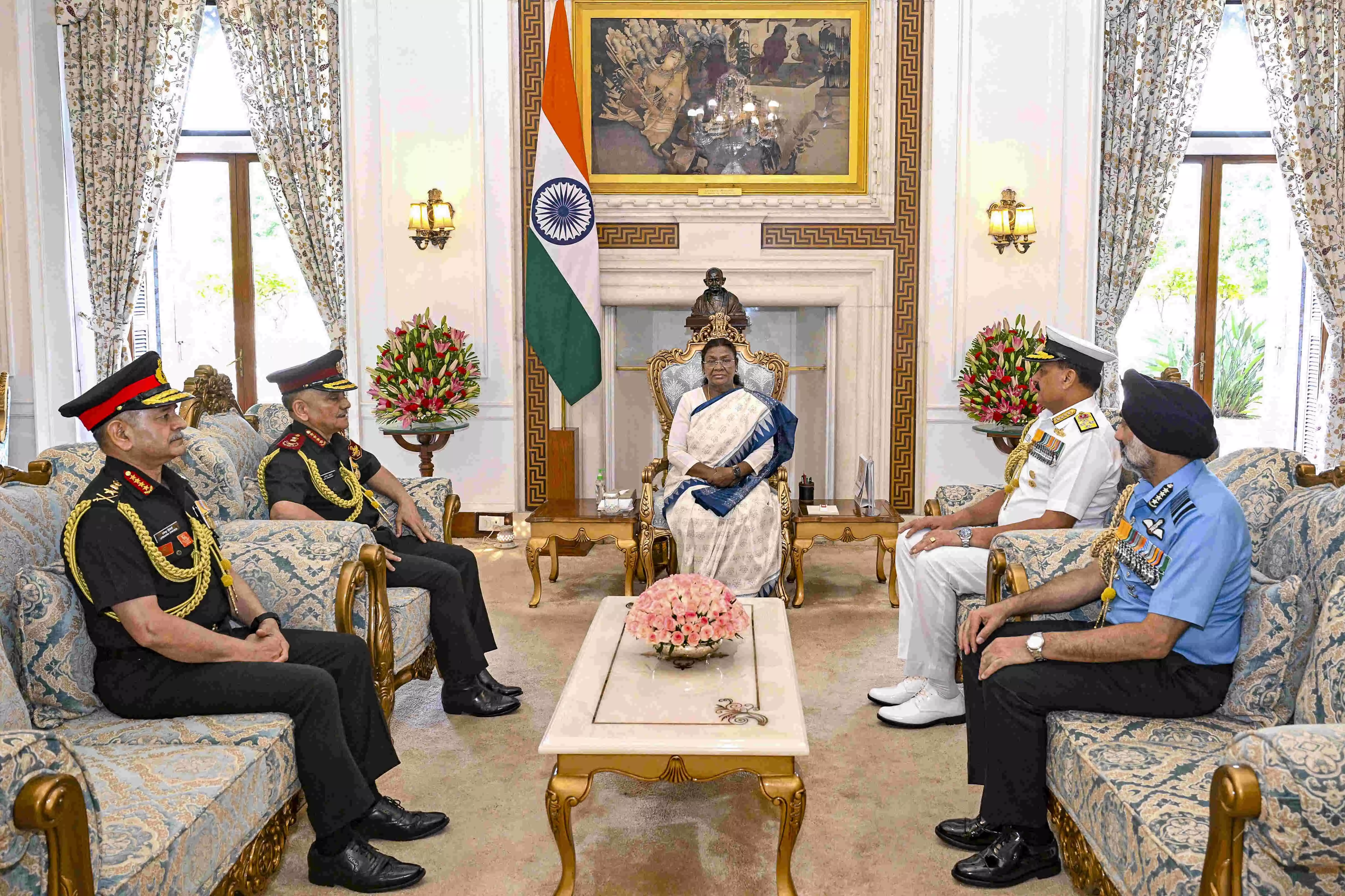 Chiefs of Indian Armed Forces meet President Murmu brief about Operation Sindoor Chiefs of Indian Armed Forces meet President Murmu brief about Operation Sindoor