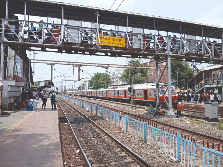 Local train derails while entering Dum Dum Station Local train derails while entering Dum Dum Station
