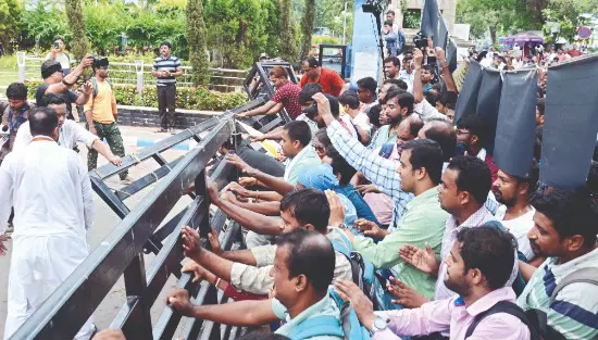 Protesting teachers break gate, clash with police Protesting teachers break gate, clash with police