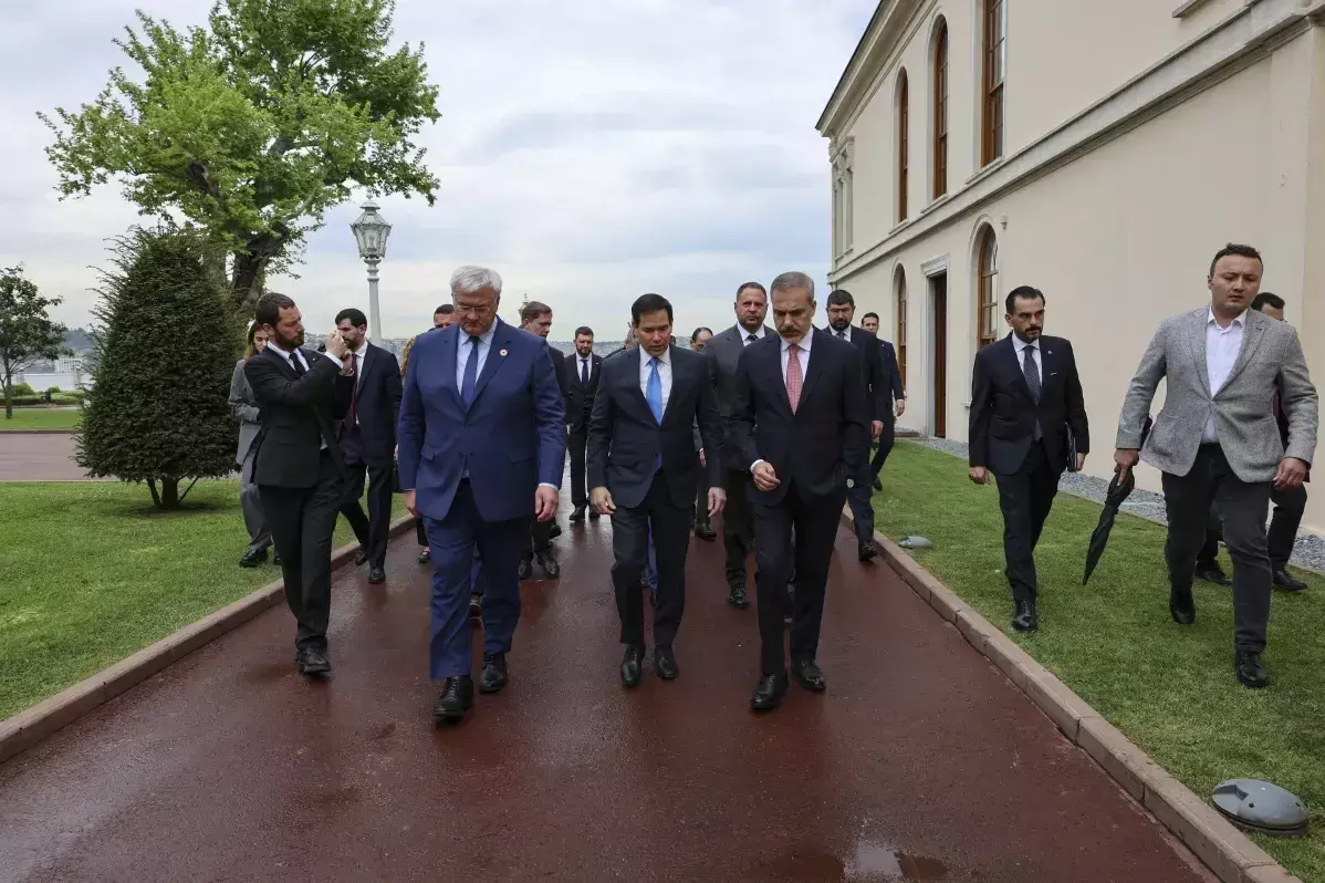 Russia and Ukraine hold their first direct peace talks in 3 years amid low expectations Russia and Ukraine hold their first direct peace talks in 3 years amid low expectations