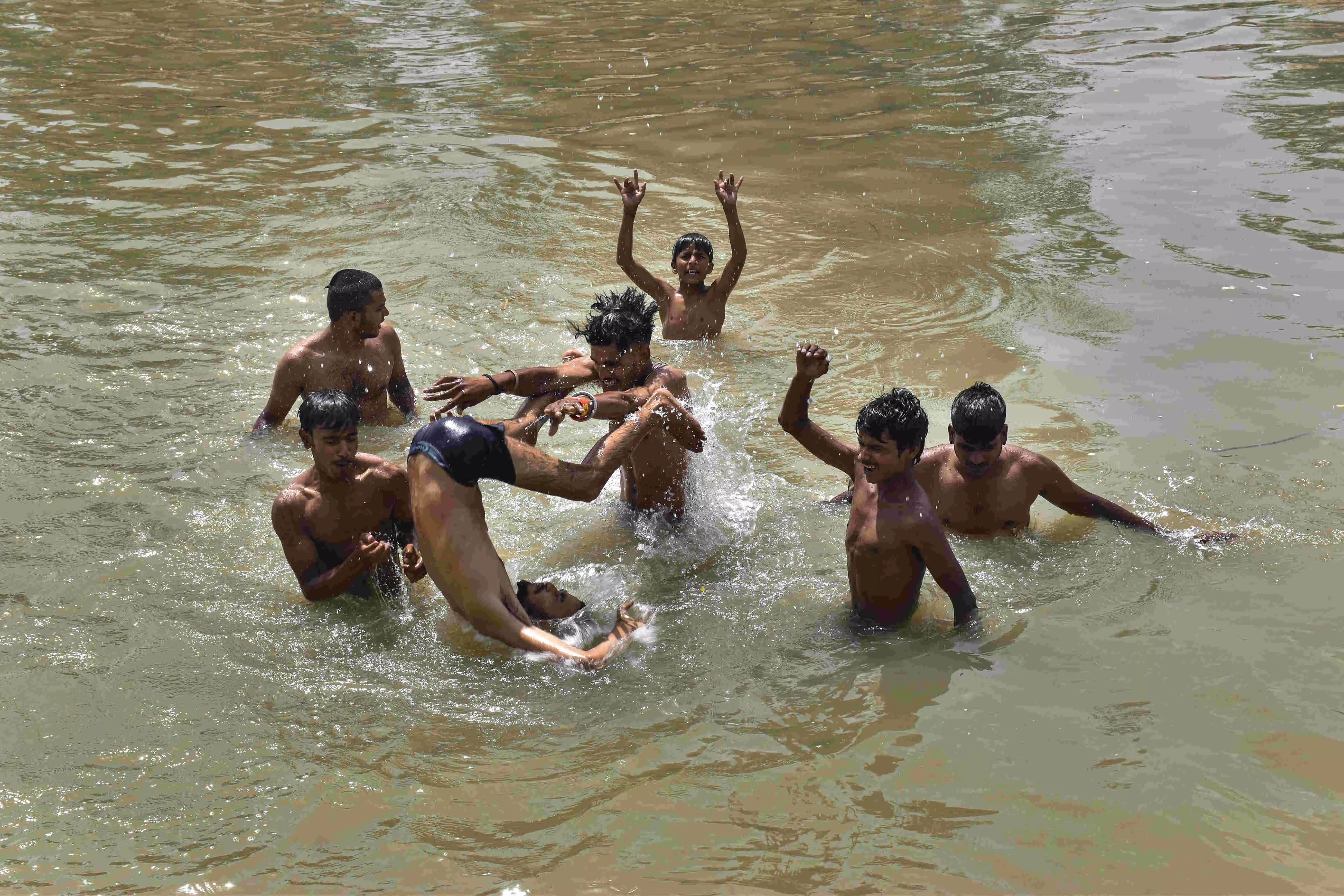 UP govt implements precautionary measures to safeguard citizens amid intense heat UP govt implements precautionary measures to safeguard citizens amid intense heat