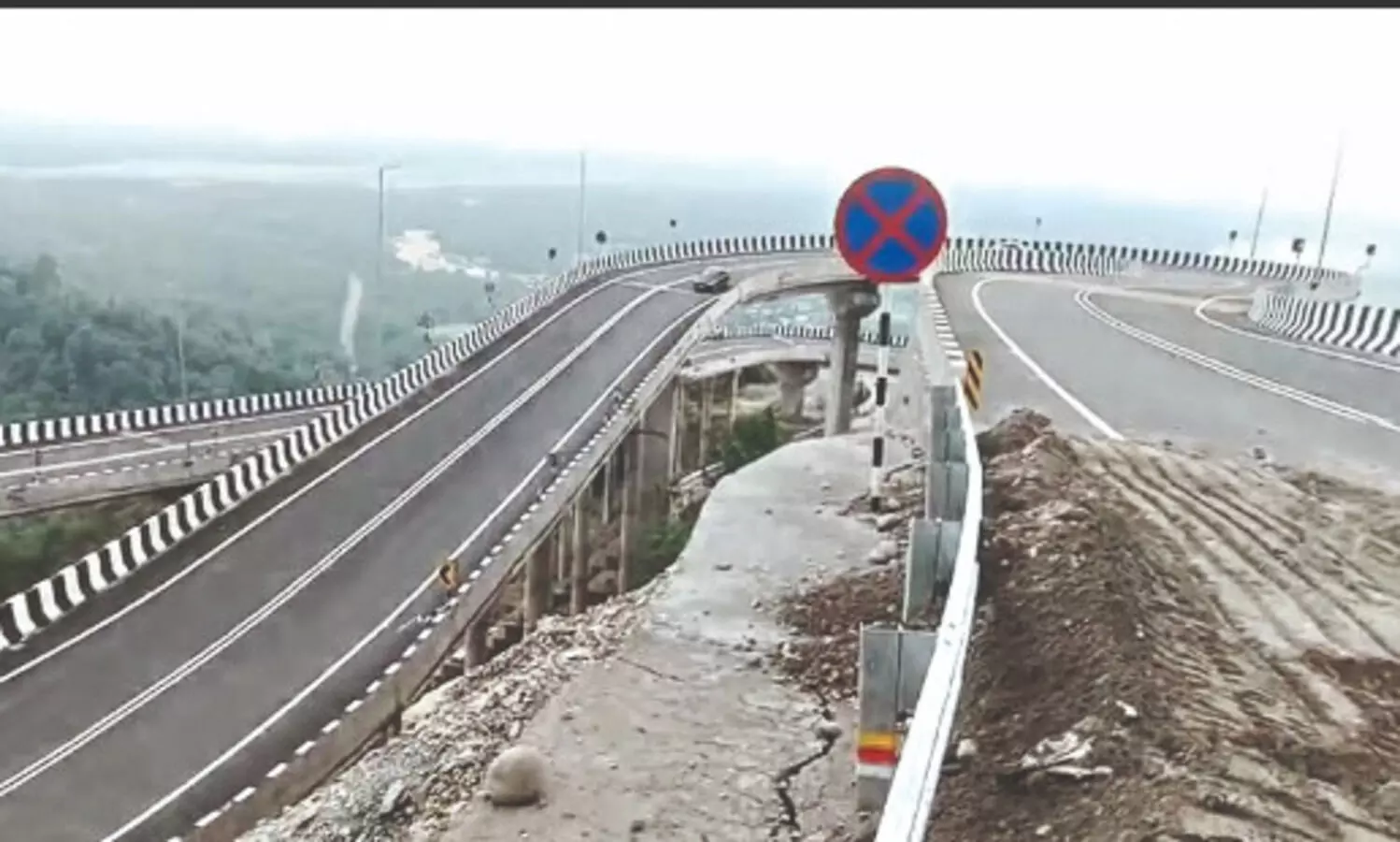 Cracks and rain cuts raise concerns on Loop Bridge approach road in Bagrakote Cracks and rain cuts raise concerns on Loop Bridge approach road in Bagrakote
