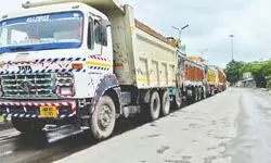 Flow of cross-border trade hit with ban on import from B’desh Flow of cross-border trade hit with ban on import from B’desh