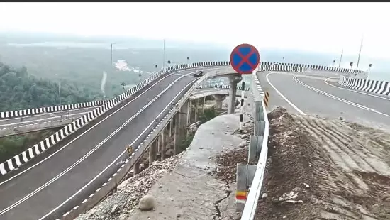 Cracks and rain cuts raise concerns on Loop Bridge approach road in Bagrakote Cracks and rain cuts raise concerns on Loop Bridge approach road in Bagrakote