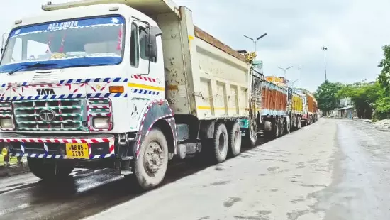 Flow of cross-border trade hit with ban on import from B’desh Flow of cross-border trade hit with ban on import from B’desh