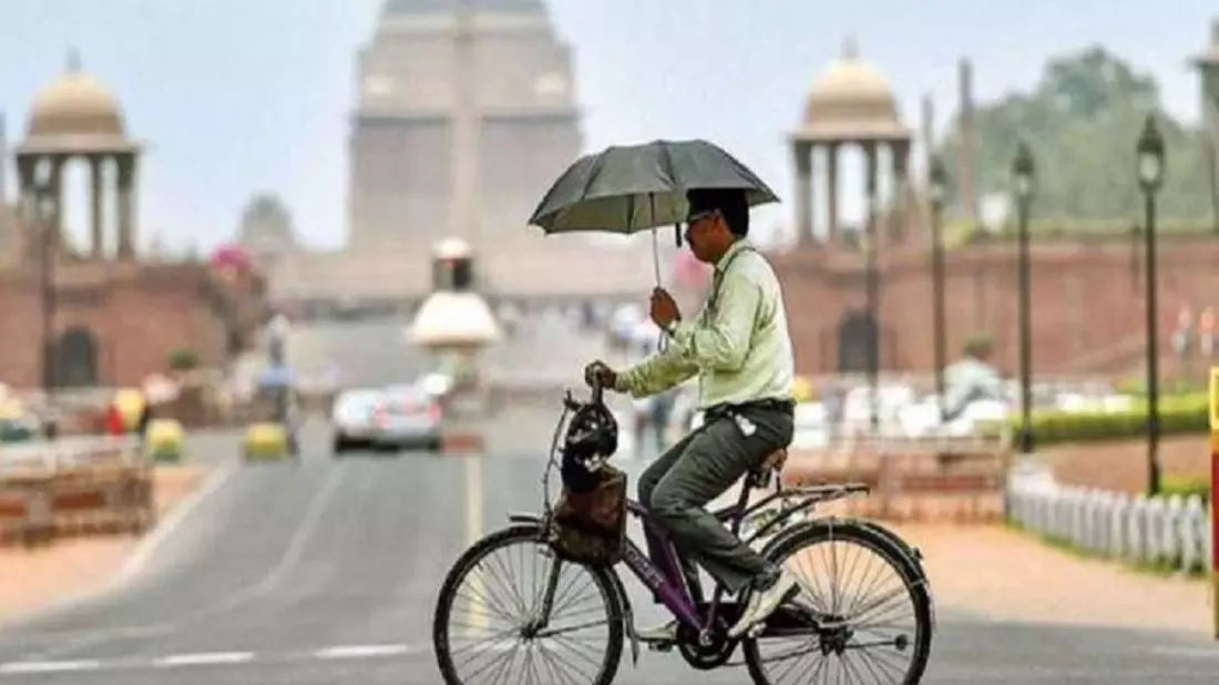 Delhi max temp 40.8 deg C; thunderstorm, rain predicted on Tuesday Delhi max temp 40.8 deg C; thunderstorm, rain predicted on Tuesday