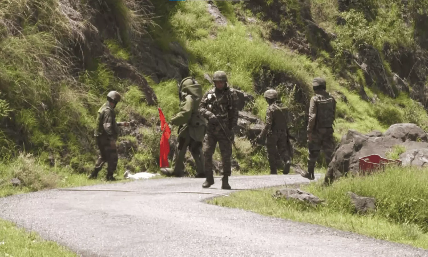 Indian Army’s bomb disposal squad destroys live Pakistani shell in Poonch Indian Army’s bomb disposal squad destroys live Pakistani shell in Poonch